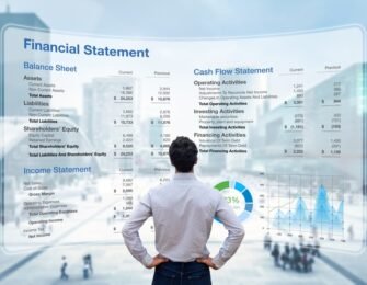 Homme d'affaires étudiant un état financier sur un écran. Impact de la nouvelle loi sur les délais de paiement.